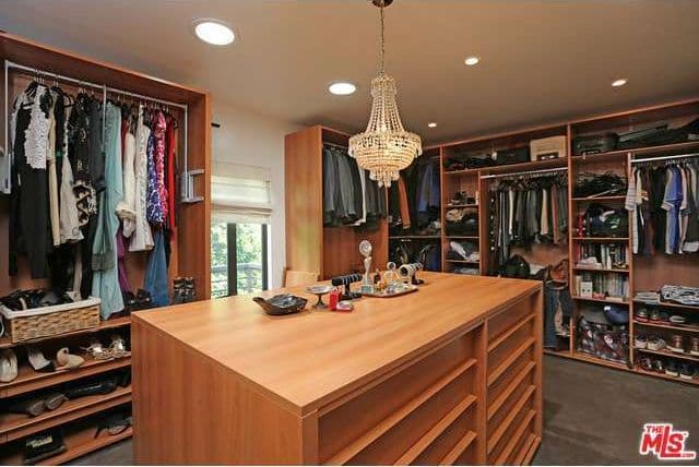 ¡Si tienes mucha ropa, no te preocupes! El armario tiene suficiente espacio para albergar muchas piezas.