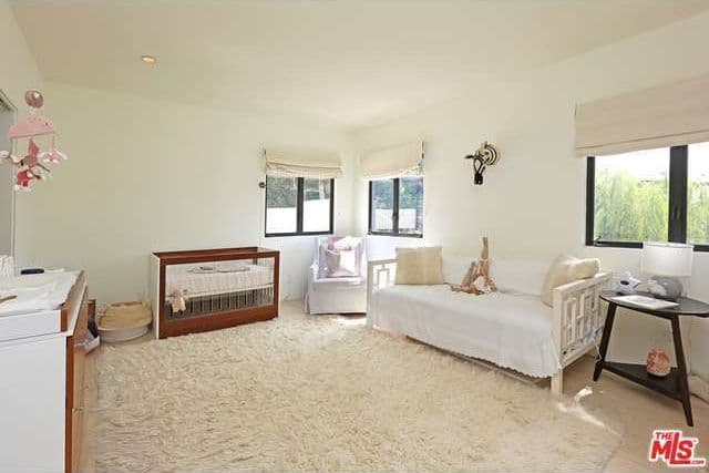 El hogar de 5.500 pies cuadrados tiene cinco habitaciones, de espacio amplio e iluminación sin igual.