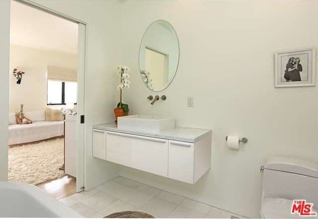 Además cuenta con 5.5 baños, una ‘suite’ de huéspedes, medio cuarto y un gimnasio.