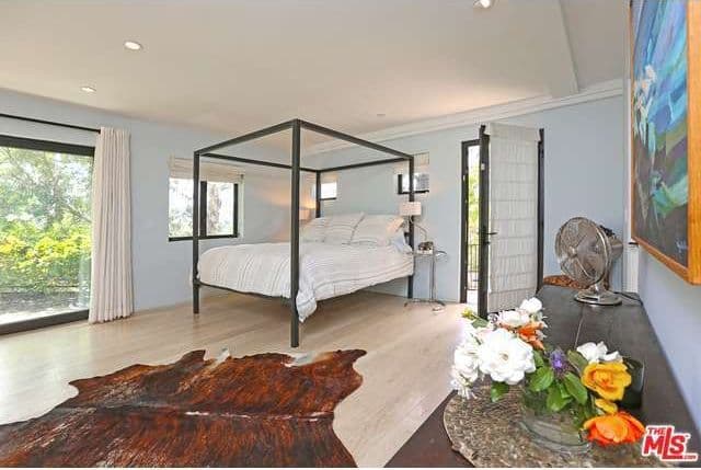 Fue erigida en el 2007 en Hollywood Hills, Los Ángeles.