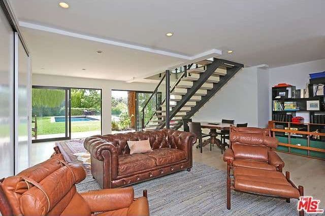 Los pisos de madera y un par de balcones terminan por hacer de esta residencia algo fenomenal.