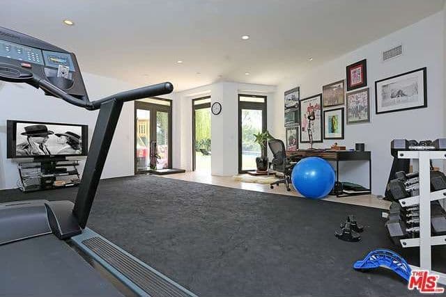 Su hogar incluye espectaculares paredes de vidrio que permiten una iluminación natural.