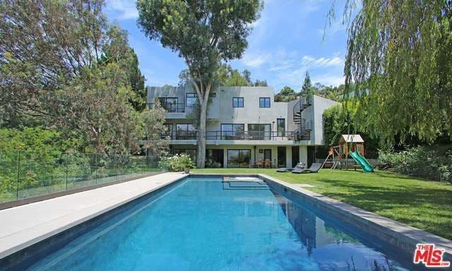 Además, hay un spa y una alberca, cristalina y lista para refrescar a quien se anime a comprar el hogar.