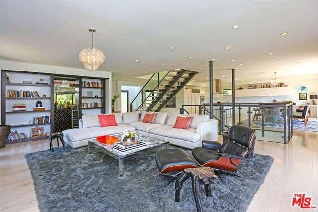 Actualmente se encuentra en el set del último capítulo de 'Resident Evil'.