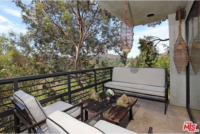 La vista es impresionante. Larter debe estar devastada por dejar este hogar.