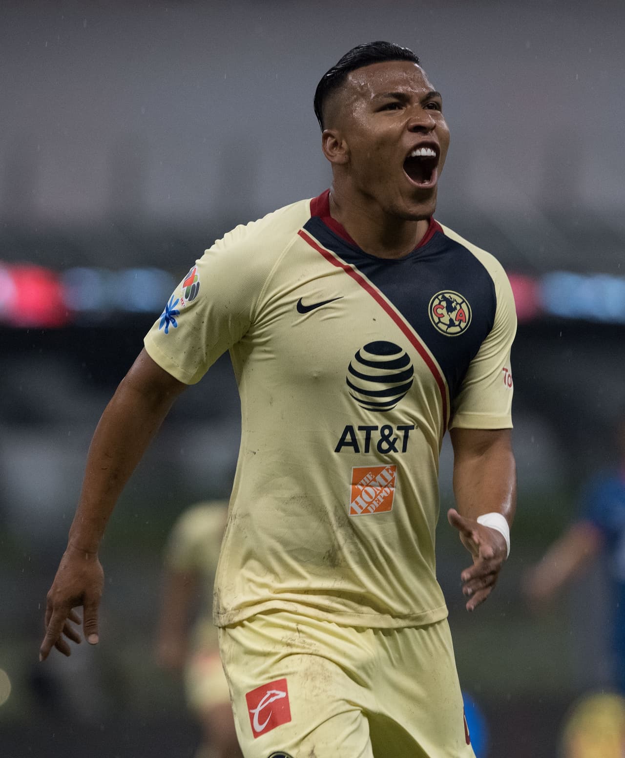 <b>Lo mejor: </b>Roger Martínez mostró un gran nivel e inició la goleada del América sobre Rayados dando muestra de su técnica individual (Mexsport).