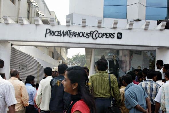 Para impresionar al reclutador, Bob Moritz, socio principal de la firma comento a ‘Fortune’: "Además de contar con los conocimientos técnicos necesarios, es importante tener la capacidad de comunicar con confianza las habilidades y talento que el aspirante tenga. Lo que yo digo a los estudiantes es que cumplan y desarrollen sus '4Q' que son: Cociente emocional, cociente de la cultura, capacidad de interactuar con personas de diferentes orígenes y el cociente de la pasión", afirmó.