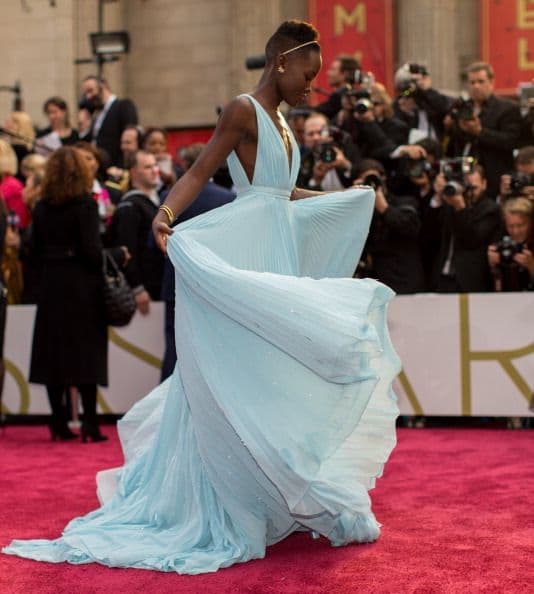 Lupita Nyng'o con un Prada en azul bebé hecho a medida, el "look" del resto de las actrices resultó bastante conservador. El estilo de la actriz de "12 años de esclavitud", que finalmente se alzó con la estatuilla, sirve para dar cuenta de cómo la alfombra rojo de los Globos de Oro escala puestos, edición tras edición en esto del glamour, y este año ganó por goleada en estilo a los todopoderosos "scar.