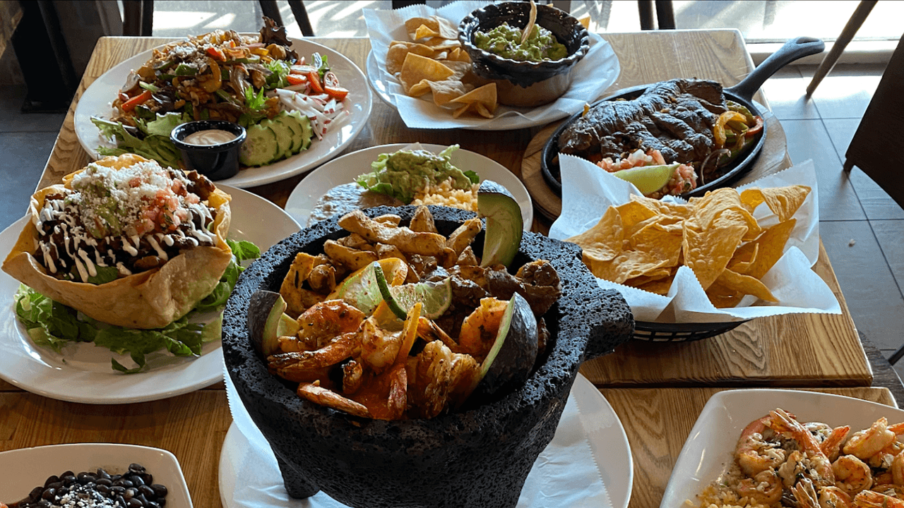 Además de su variedad de platillos, los clientes recomiendan este lugar por su barra de bebidas y excelente ambiente. Se ubica en el 5701 de Broadway Street.