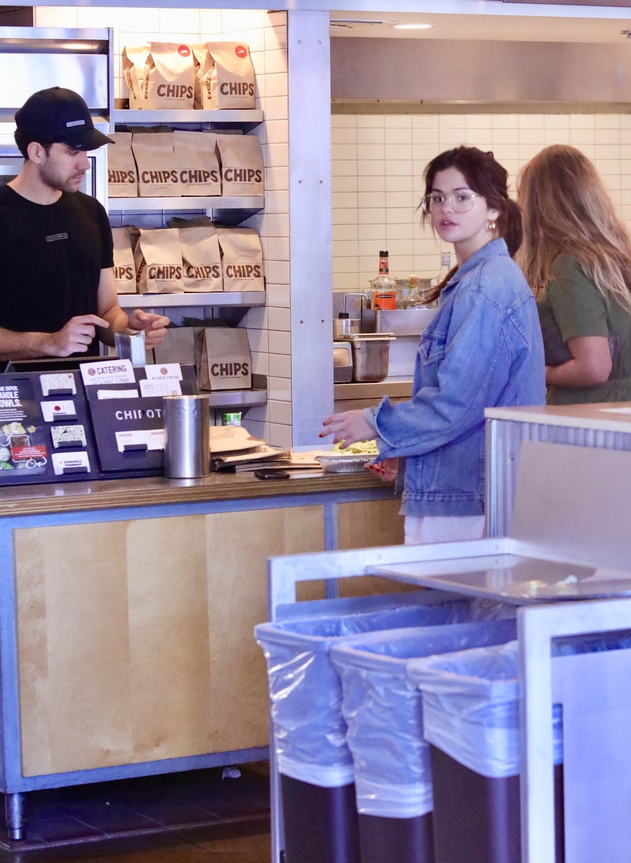 La actriz y cantante de 25 años, que ha descrito su estilo como casual, presumía una chaqueta de mezclilla y pantalones negros. “Incluso cuando no me ejército, parece que estoy haciendo ejercicio”, dijo a la revista 
<i><b><a href="https://www.univision.com/entretenimiento/el-gran-lamento-de-selena-gomez-que-debes-compartir-con-tus-hijos-desearia-saber-mas-espanol">Harper’s Bazaar.</a></b></i>
<br>