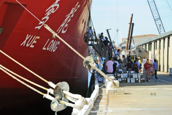 Las autoridades australianas indicaron que la búsqueda con radares del avión malasio desaparecido el pasado 8 de marzo con 239 personas a bordo ha sido infructuosa y replantearon una "estrategia visual" para localizar los posibles restos del aparato en el océano Índico. Dos aeronaves con "observadores entrenados" asomados a las ventanillas rastrean una zona de la extensión de la península Ibérica al suroeste de Australia, mientras otras dos se encuentran en camino para peinar la región donde ayer fueron detectados en unas imágenes de satélite dos objetos que podrían pertenecer a la aeronave. Un avión P3 Orion de las Fuerzas Aéreas australianas regresó este viernes a su base después de sobrevolar sin resultados positivos el lugar, señaló Young. Tony Abbott, declaró que harán "todo lo posible" para encontrar y confirmar si los restos pertenecen al vuelo MH370. "Ahora mismo podrían ser unos contenedores que han caído de un barco, nosotros no sabemos", advirtió Abbott.