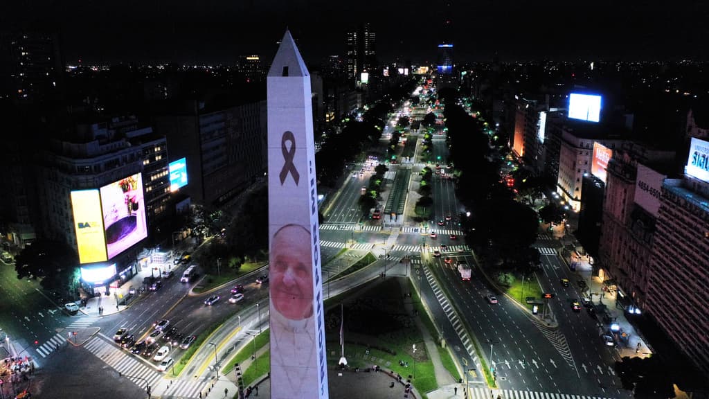 Una foto del fallecido papa Francisco se proyectó en el Obelisco de Buenos Aires, Argentina, el lunes 21 de abril de 2025.