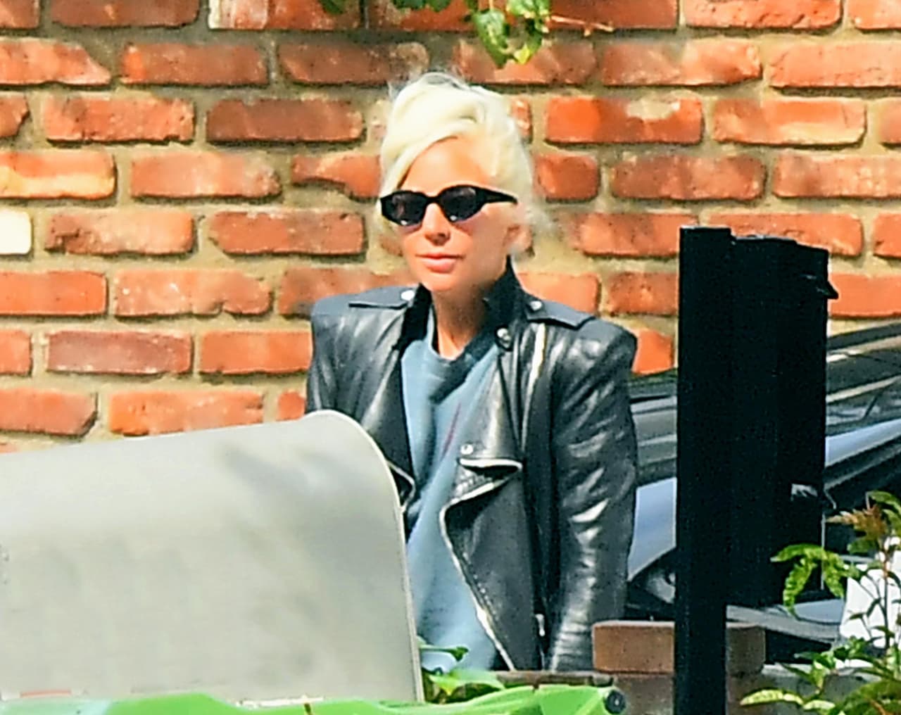 Lady Gaga también fue captada seria, caminando sola por Los Ángeles, California.