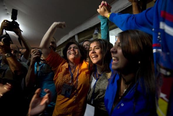 "¡Sin palabras, completamente feliz!", dijo Alejandra Ochoa, una trabajadora de la gobernación de Miranda, antes de celebrar con un gran abrazo con sus amigas la victoria de Capriles.