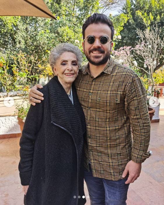 La viuda de Vicente Fernández estuvo rodeada de algunos de sus nietos y bisnietos en lo que parece ser fue una comida en la víspera de la Nochebuena. 
<br>