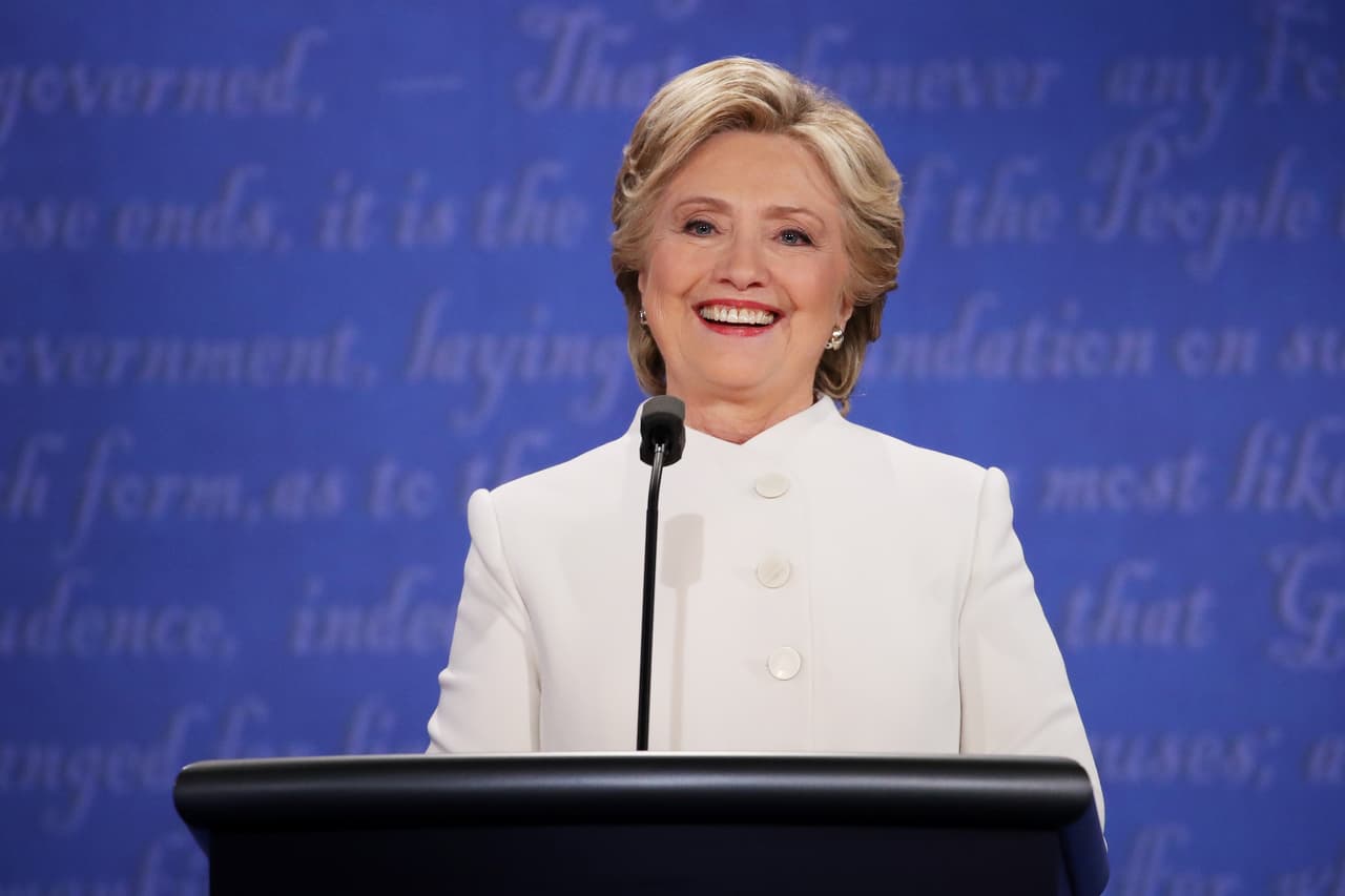 En un traje blanco de Ralph Lauren, Hillary Clinton hizo su alocución en el último debate presidencial.