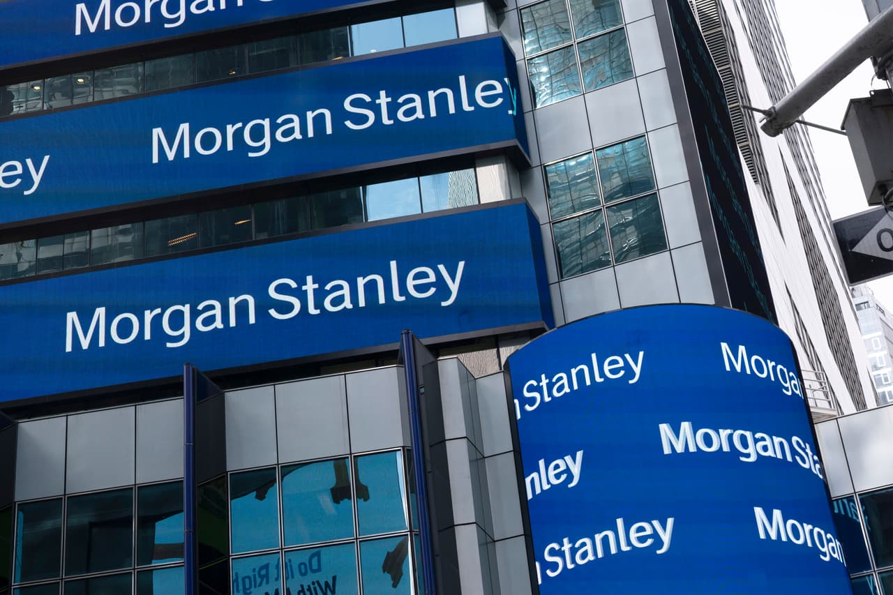 <b>Morgan Stanley</b> - También un banco de inversiones y servicios financieros, Morgan Stanley tiene 82,400 empleados y oficinas en 41 países. Su valor en bolsa es de $144,320 millones.