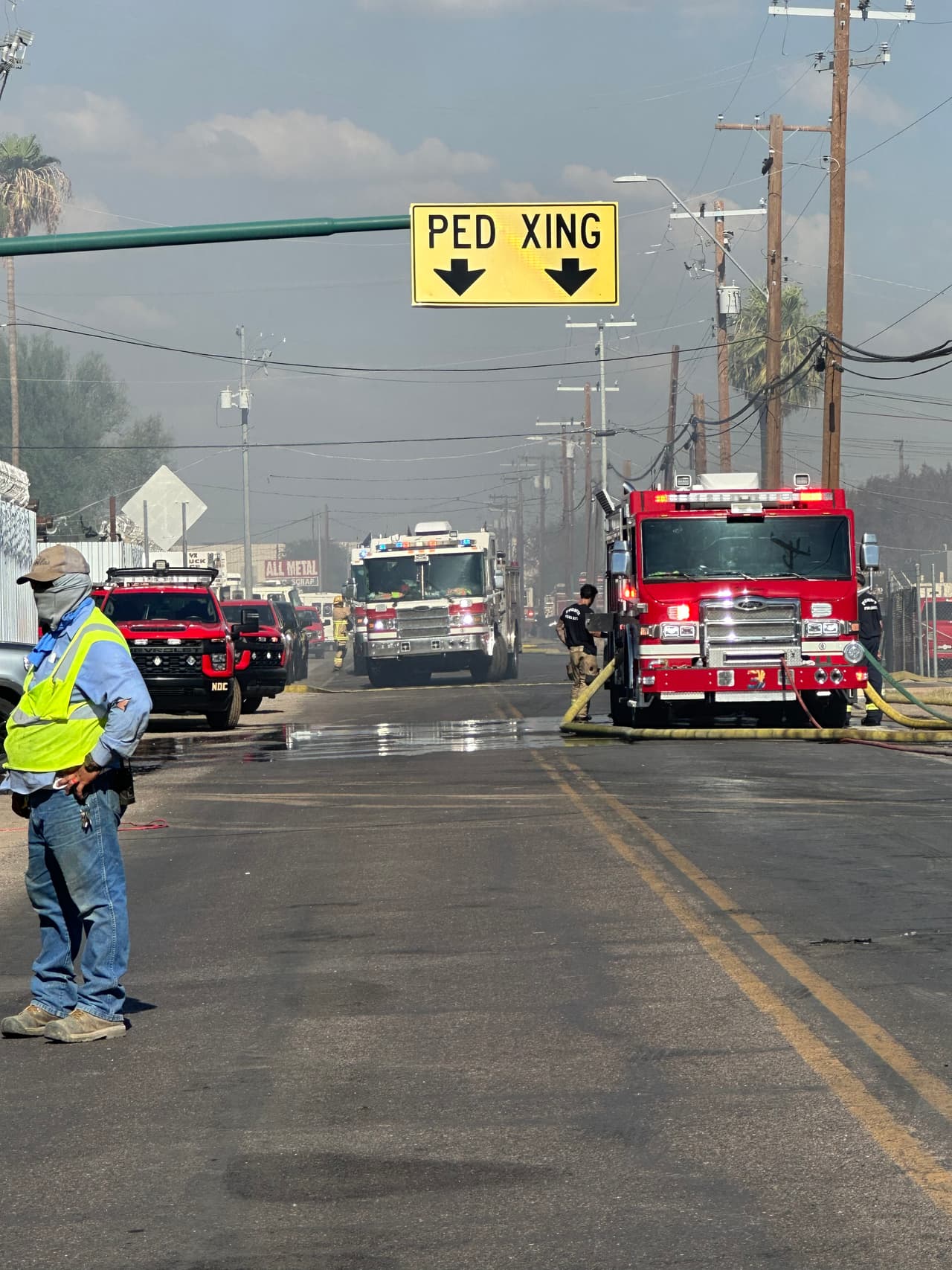 Tres bomberos fueron transportados al hospital como resultado del incendio. Dos fueron transportados por
<b> síntomas relacionados con el <a href="https://www.univision.com/local/arizona-ktvw/suman-39-muertes-relacionadas-calor-condado-maricopa">calor</a></b> y el otro sufrió una lesión en los tejidos blandos.