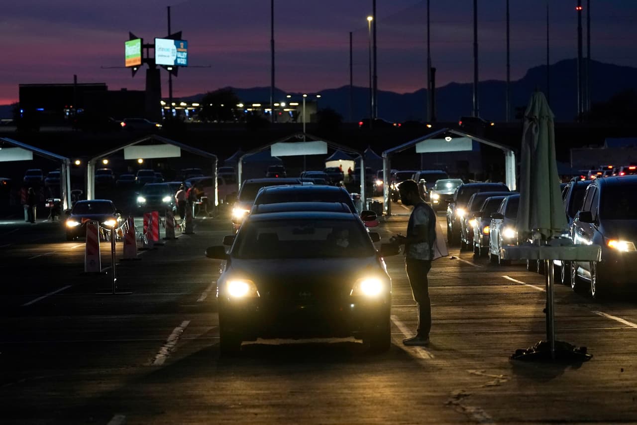 Esta semana, el condado de 
<b>Maricopa</b> comenzó la Fase 1B del despliegue, vacunando al personal de las escuelas K-12, los trabajadores de cuidado infantil, el personal de las fuerzas del orden y los arizonenses de 75 años o más.