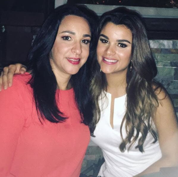 Doña Clara no vive en Miami con su hija, pero la visita frecuentemente.