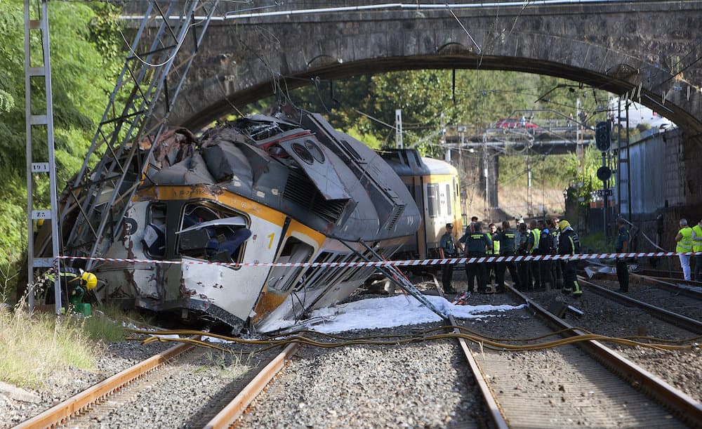 Al menos cuatro personas mueren al descarrilarse un tren en España