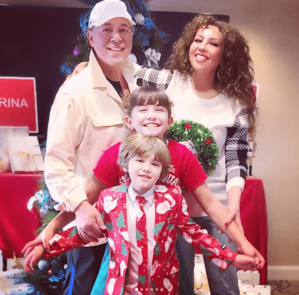 Aquí posando con el empresario Tommy Mottola, con quien lleva casi 18 años de matrimonio.