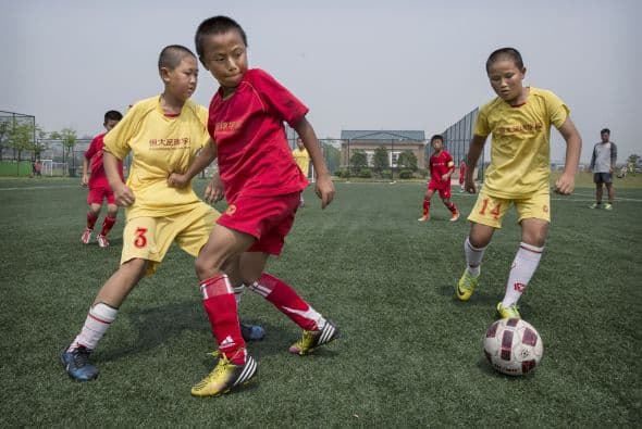 China pone sus esperanzas en estos niños futbolistas que entrenan en la academia de fútbol más grande del mundo.