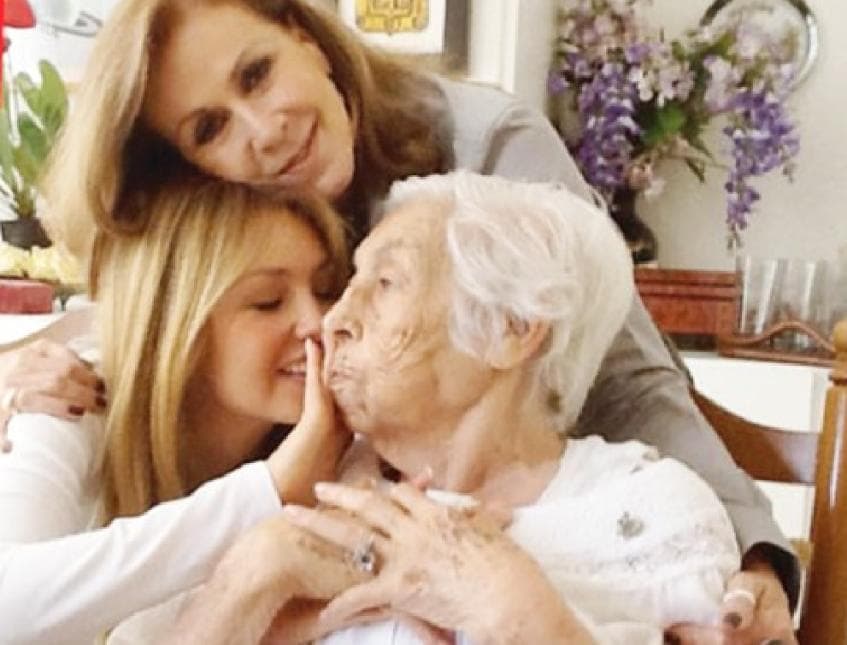 Thalía enfrentó la demanda, pagó el dinero y cada mes deposita una pensión para la manutención de la señora. Hace 4 años, en el cumpleaños número 96 de doña Eva, la visitó en la casa de Laura Zapata, donde este 22 de enero se llevó a cabo la 
<b><a href="https://www.univision.com/entretenimiento/estas-fueron-las-conmovedoras-palabras-y-escenas-de-thalia-para-su-abuelita-en-la-fiesta-de-su-centenario" target="_blank">misa para celebrar el centenario de su abuelita</a></b>.