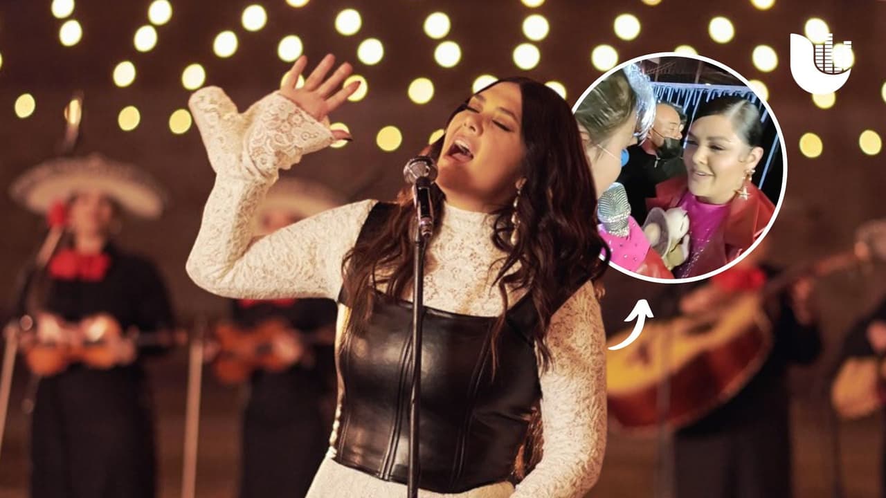 Yuridia canta con una niña durante un concierto y le cumple un sueño