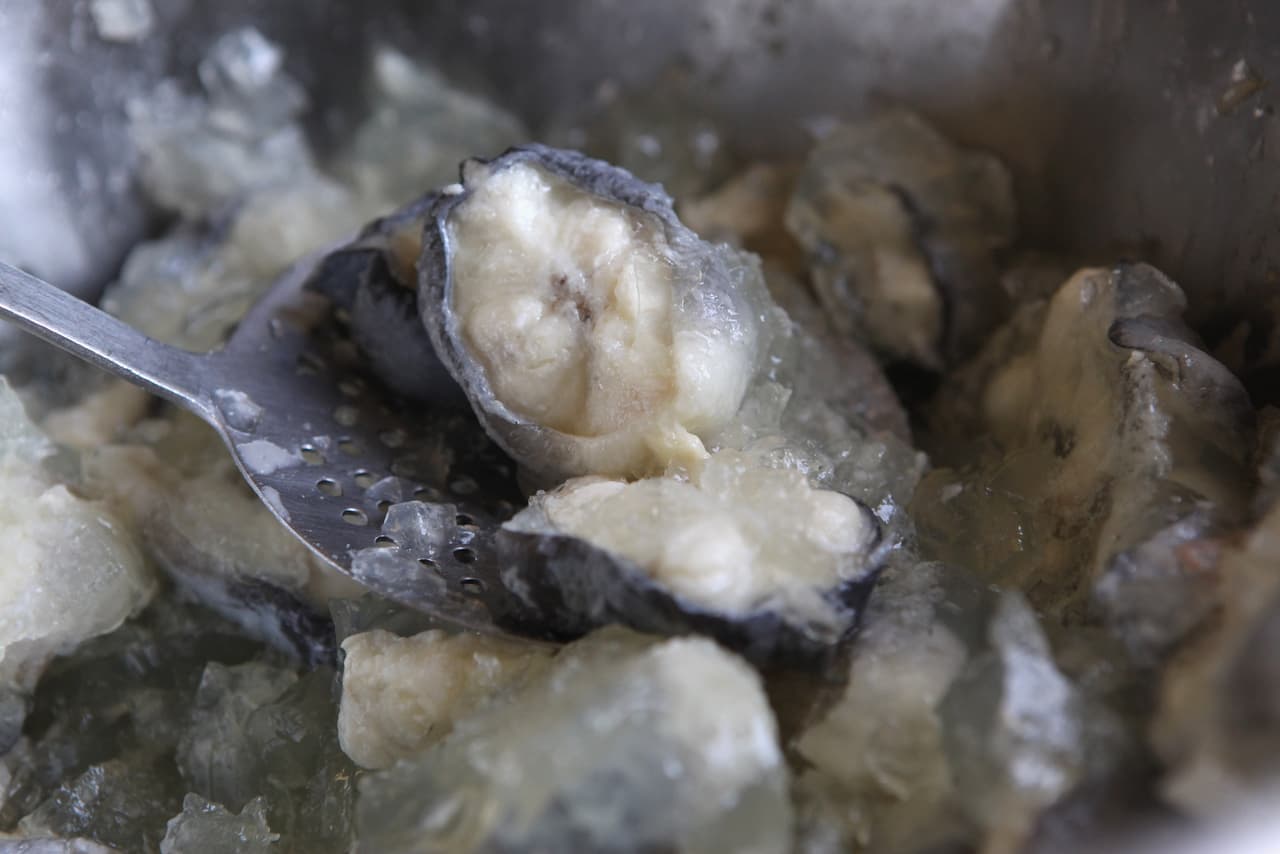 Las anguilas son cocidas durante una hora. La presentación es gelatinosa debido a las proteínas del pescado. Se suele comer acompañado de vinagre o chili.
<br>