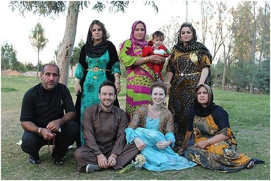 En algunas adoptan la tradición entera para ser declarados ‘marido y mujer’, como con los kurdos, un pueblo indoeuropeo en Kurdistán, al suroeste de Asia.