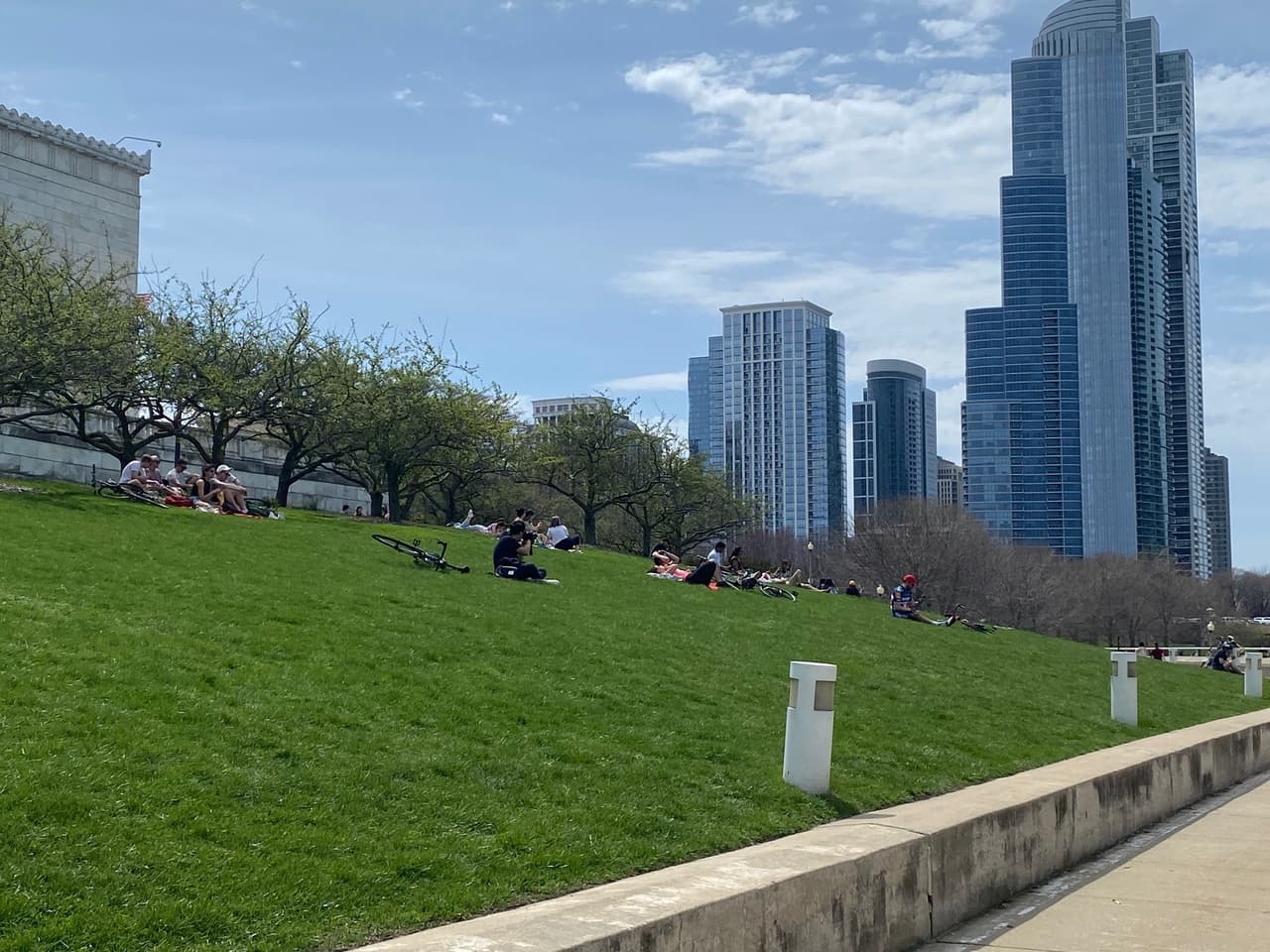 Habitantes de Chicago así disfrutaron del calor. Chicago tiene 600 parques. Si no lo sabía el Distrito de Parques de Chicago posee más de 8,800 acres de espacios verdes, lo que lo convierte en el administrador de parques municipales más grande de Estados Unidos.
<br>