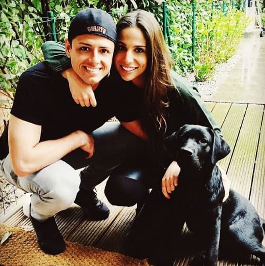 Javier Hernández 'El Chicharito' y su novia Lucía Villalón aman cuidar a su perro. Hasta se toman fotos con él.
