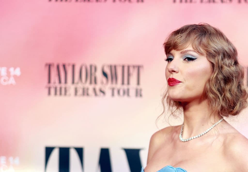 La cantautora Taylor Swift tenía pautado el estreno mundial de la película musical sobre su gira de conciertos para este fin de semana, pero este miércoles 11 de octubre anunció a través de sus redes sociales un cambio de planes. Sus fans lo agradecieron y la respaldaron, aunque para otros residentes en Los Ángeles significó una complicación.