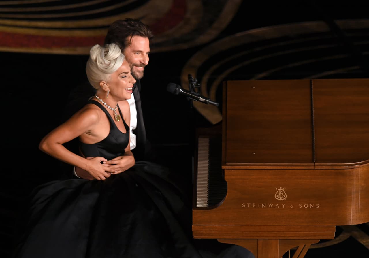Lady Gaga y Bradley Cooper mostraron una complicidad pocas veces vista durante la entrega de premios a lo mejor del cine.