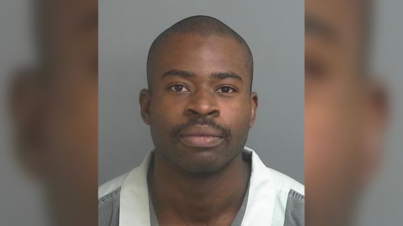 Ladarius Ruiz Mays, 29 años. Mide 5 pies 11 pulgadas de estatura. Pesa 190 libras. Cabello negro, ojos cafés. Enfrenta cargos de lesiones a una familia por estrangulación. Último domicilio conocido: W. Hammond, Condado Montgomery.