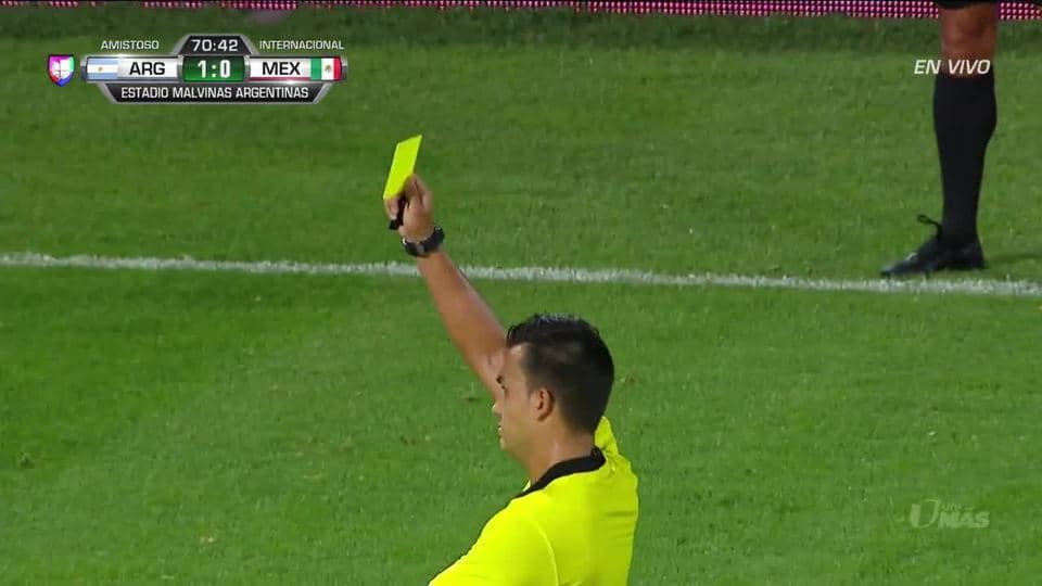 Tarjeta amarilla. El árbitro amonesta a Walter Kannemann de Argentina