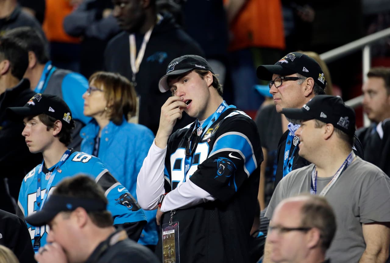 Aficionado de Carolina destruye su TV tras derrota de su equipo en el Super Bowl