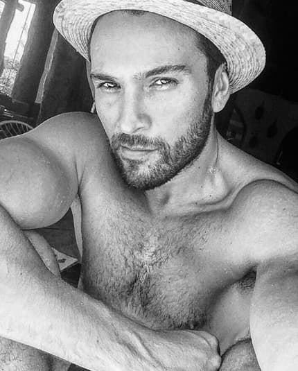 El actor y cantante es uno de los amigos más cercanos de la actriz, según informó People en Español.