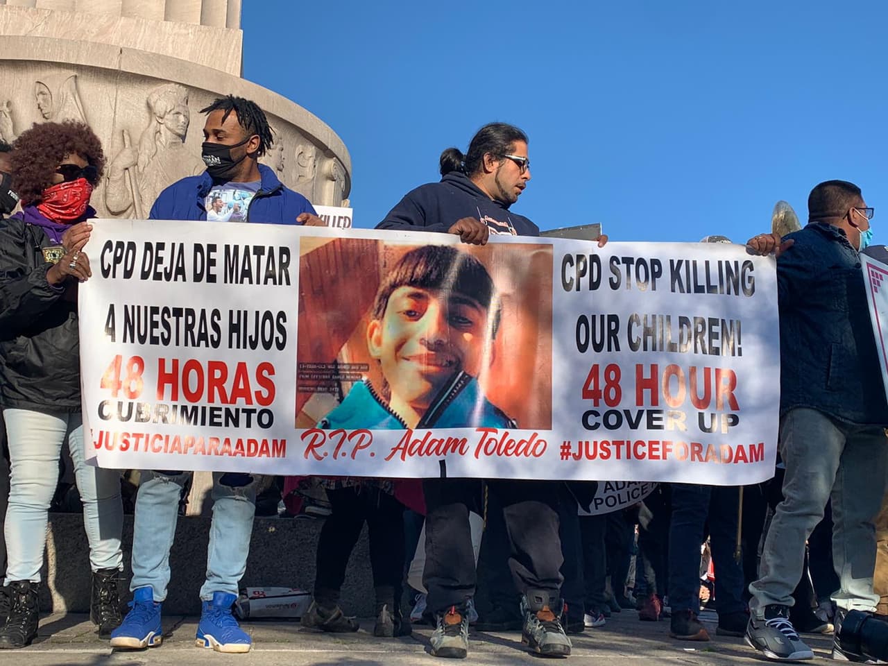 <b>¿Qué se ve en los videos? </b>En las imágenes, se puede ver al niño correr, detenerse, tirar el arma, voltear y levantar sus manos. Acto seguido el policía le dispara. Todo ocurrió en 18 segundos.