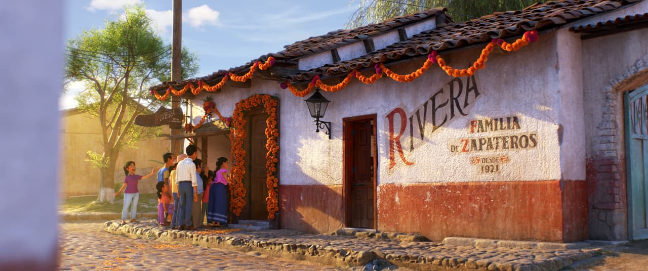 En la película, la familia Rivera se dedica a la zapatería, una labor que ha pasado de generación en generación desde 1921.