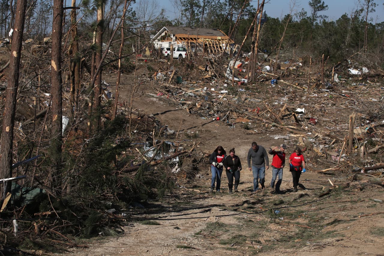 Un estudio sobre las lesiones relacionadas con un tornado en Marion, Illinois, reveló que 50% de las lesiones reportadas ocurrieron durante las labores de rescate, limpieza y otras labores posteriores al tornado. Casi una tercera parte de las lesiones fueron causadas por pisar clavos. Otras causas comunes de lesiones incluyeron la caída y el derrumbe de objetos pesados.