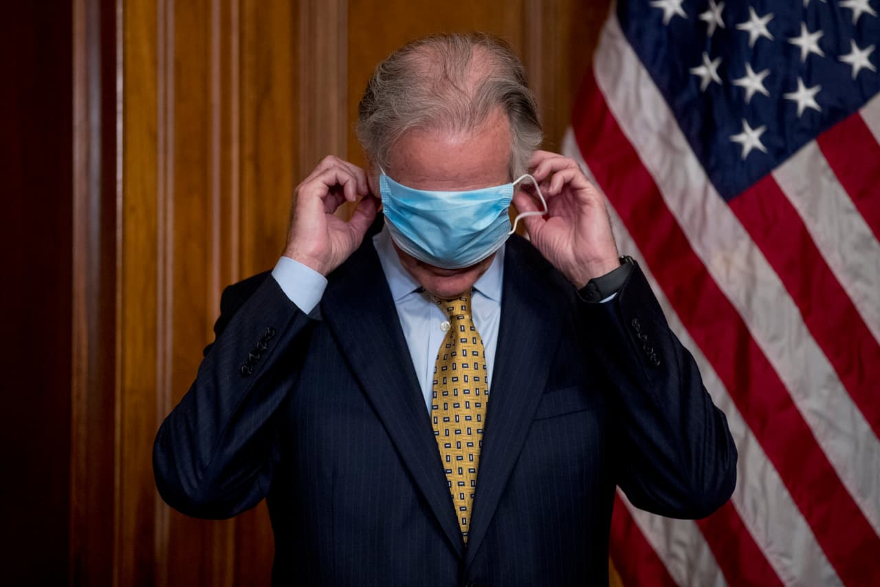 El demócrata Richard Neal, presidente del Comité de Medios, se coloca la máscara luego de hablar en la ceremonia de firma del proyecto de ley. La iniciativa también incluye 60,000 millones de dólares en créditos y subvenciones para pequeñas empresas.