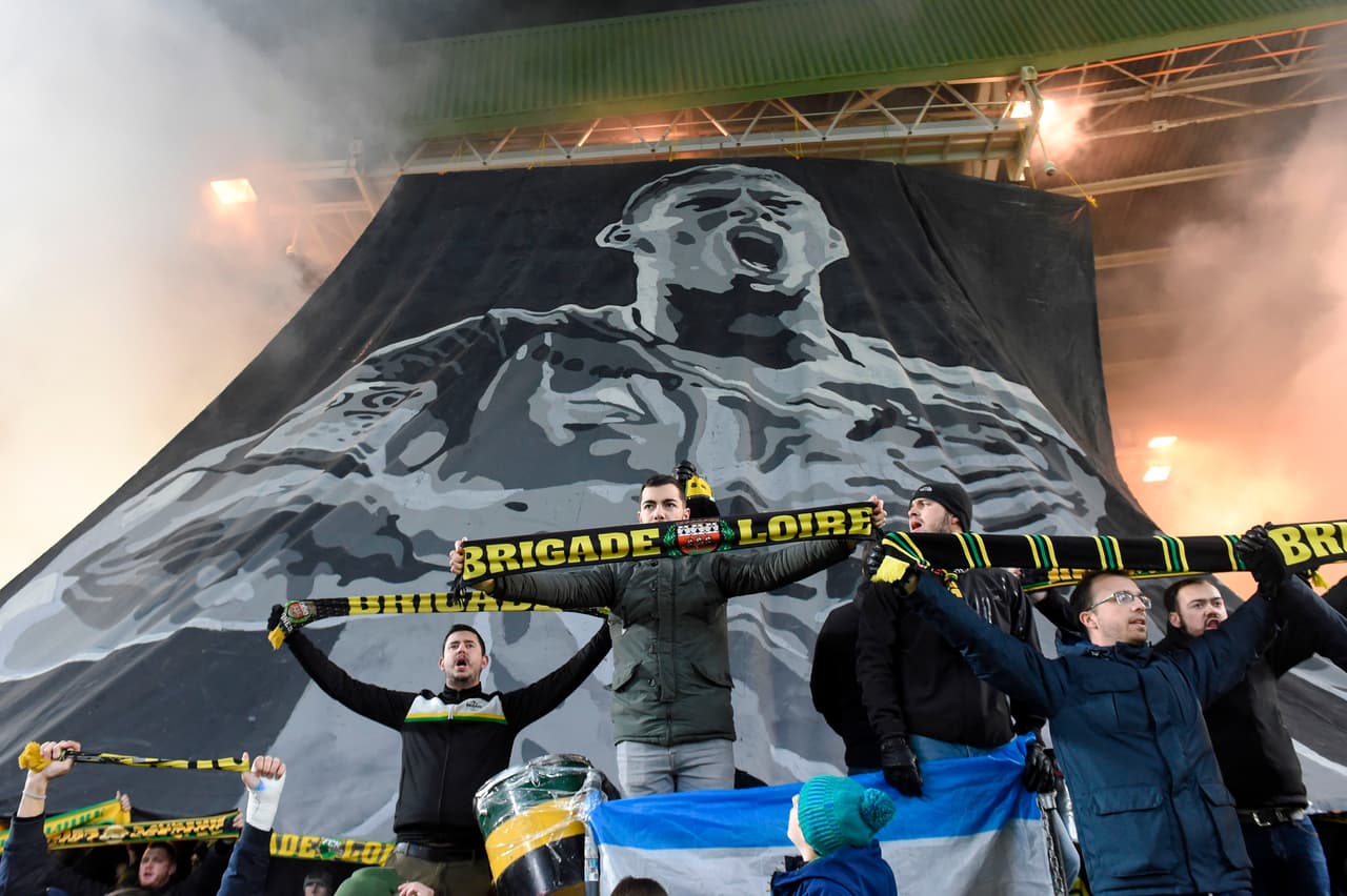 En las afueras del Stade de la Beaujoire - Louis Fonteneau, donde el Nantes F.C. es local, miles de aficionados continuaron sus homenajes a Emiliano Sala. Los mimos se vieron incluso dentro del estadio en donde se prepararon mosaicos, pancartas, playeras alusivas para los jugadores y mucho más.
