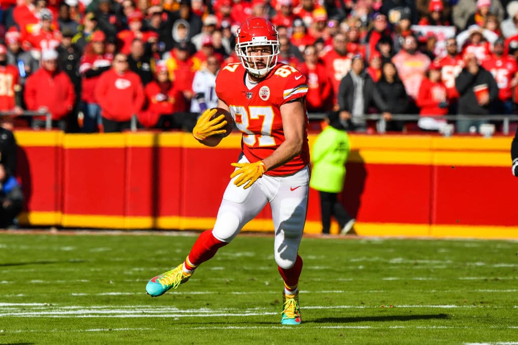 <b>5) Travis Kelce (Kansas City Chiefs)</b>. El estelar ala cerrada de los Chiefs vive su mejor momento y su mejor año en la NFL: 103 recepciones, 1336 yardas y 10 touchdowns, el mejor tight end en la NFL.