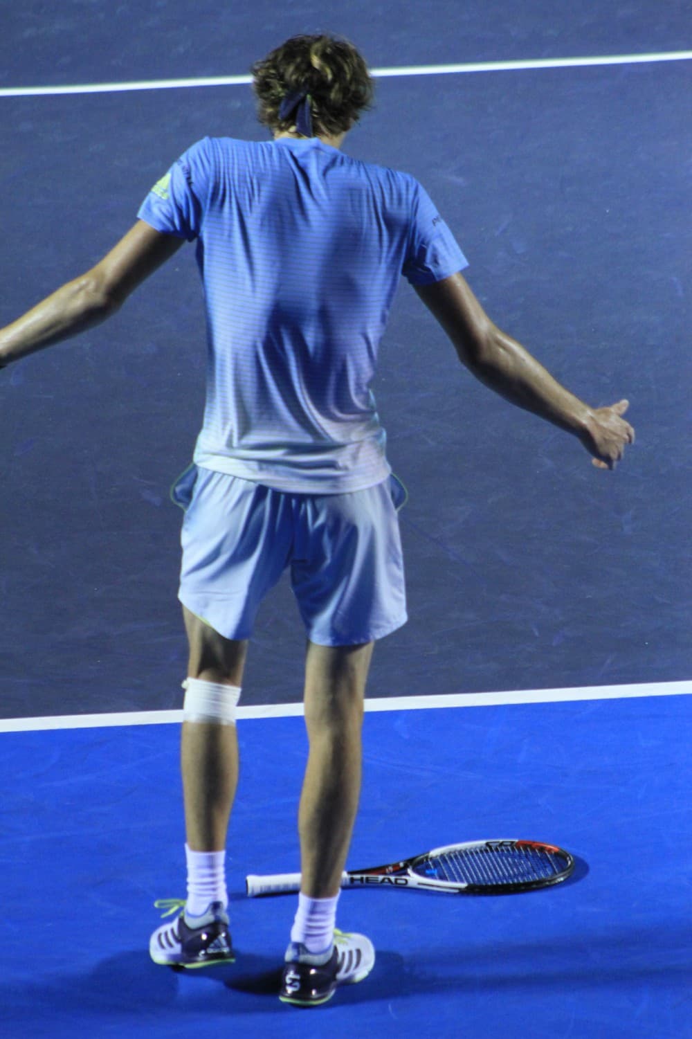 Previamente, en el primer set, el alemán había lanzado también su raqueta cuando se puso con triple set point en contra, aunque no lo hizo con fuerza.