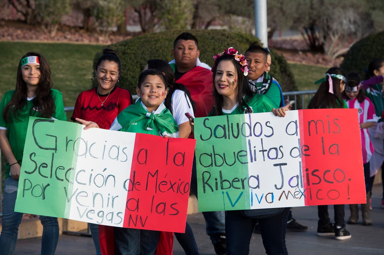 Los fanáticos mexicanos prendieron la fiesta en Las Vegas en medio del amistoso contra Islandia. Disfraces, colorido, amigos, familias, bellas mujeres y hasta música fueron parte del colorido de los presentes. Un espacio para la unión familiar y para saludos a los que están lejos.