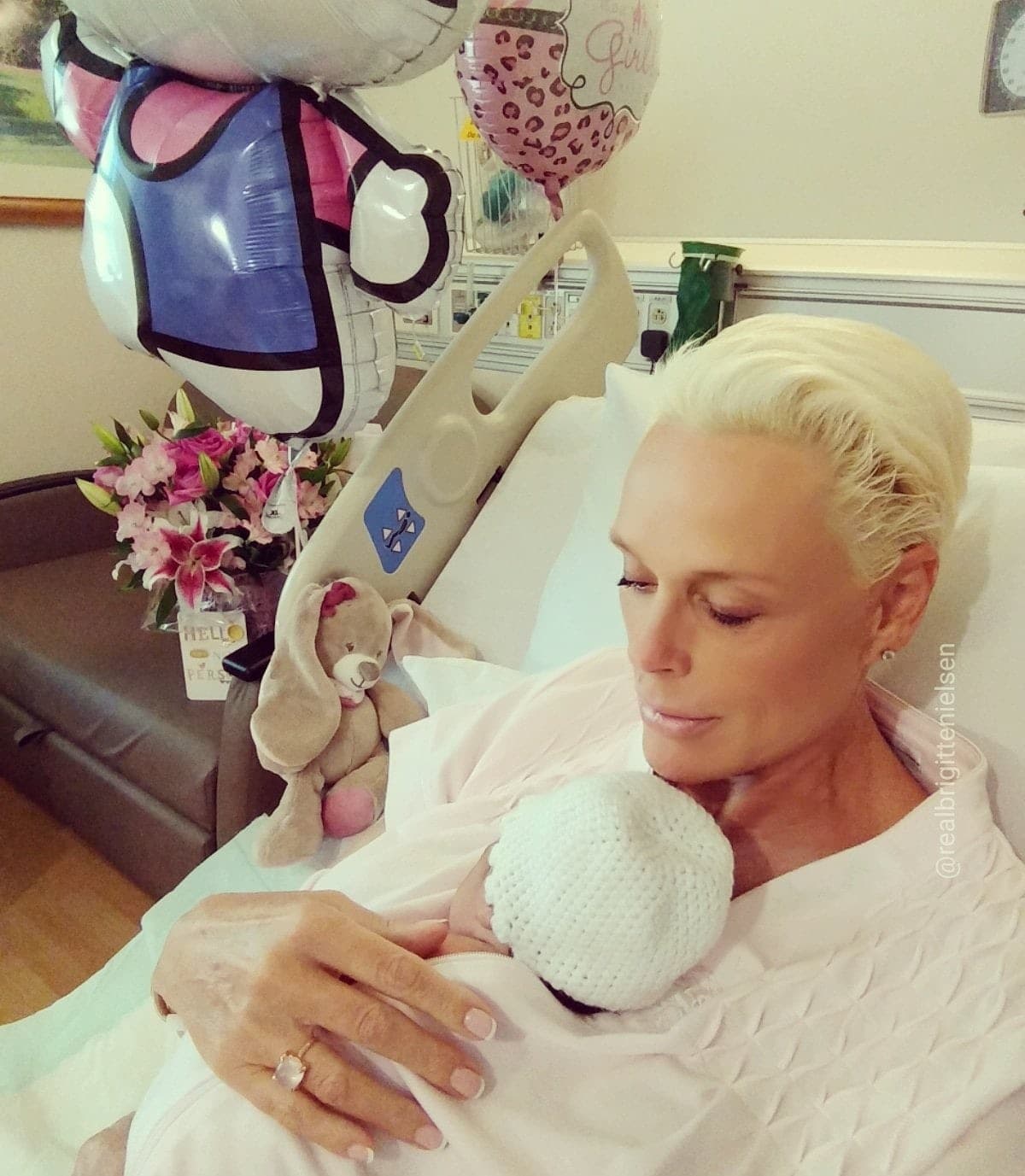 La actriz Brigitte Nielsen dio a luz a su hija Frida en 2018, a los 54 años. Nielsen reconoció sentirse presionada por las críticas. “Algunas mujeres piensan 'soy demasiado mayor'. Pero ¿cuántos hombres tienen su primer hijo a los 60 o 70 años y ni siquiera lo dudan?”, dijo a la revista People.