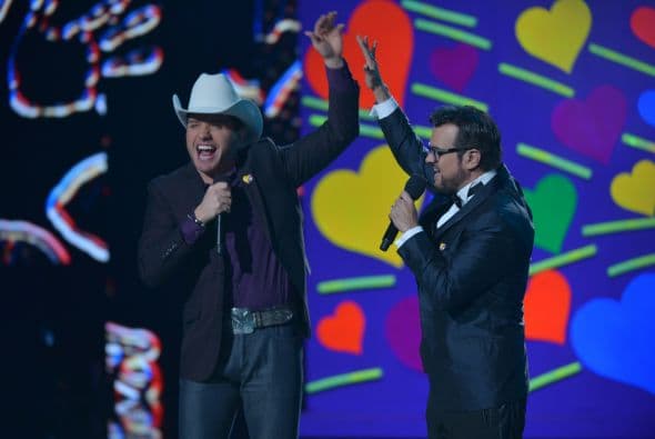 Mira los mejores momentos detrás de cámaras y sobre el escenario con todas las estrellas que llegaron a Teletón USA para participar en esta importante causa.