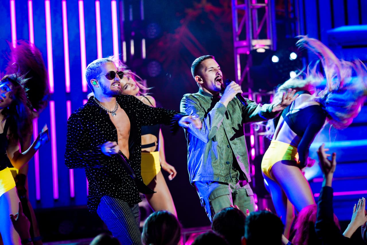 Luego, dieron un vuelco al ritmo y atmósfera con el tema
<b> 'Desconocidos'. </b>
<br>